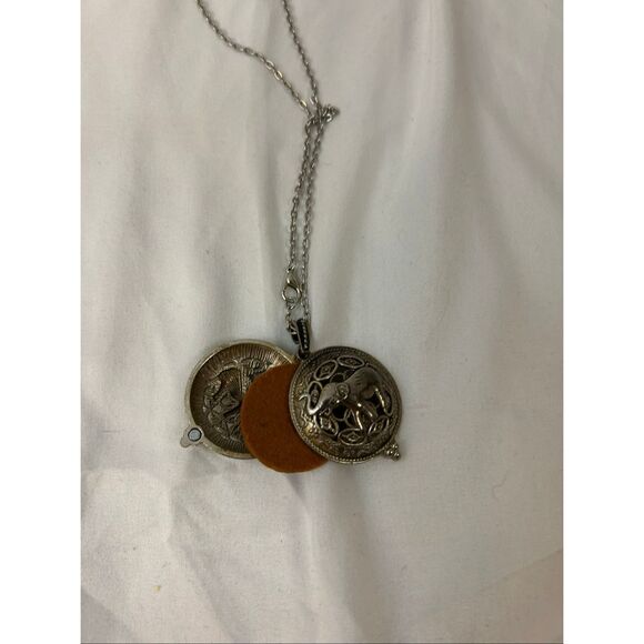 Elephant Diffuser 12" Chain Necklace Silver Plated - Picture 5 of 6